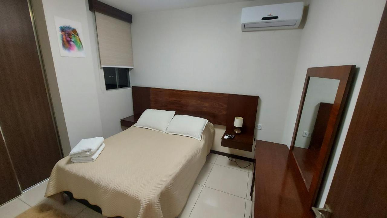 Hermoso Y Unico Apartamento Moderno, En Pleno Centro De Santa Cruz, Con Netflix Wi-Fi De 60 Mb, Estacionamiento Gratis Y Ac En Todos Los Ambientes Santa Cruz de La Sierra Esterno foto